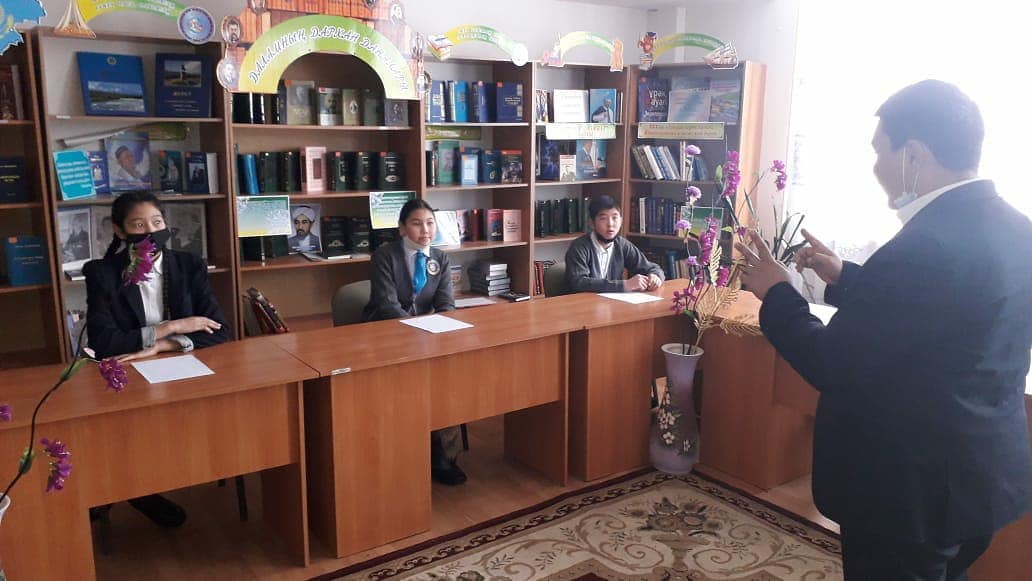Тәуелсіздік күніне орай "Тәуелсіздік басқа қонған бақ" тақырыбында 7-11 сынып оқушылар арасында дөңгелек үстел ұйымдастырылды .