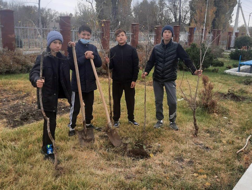Қазан айының 21і күні"Туған жер" бағдарламасы аясында Еңбекшіқазақ орта мектебін көгалдандыру және көркейту мақсатында "Ағаш отырғызу" акциясы өтті.